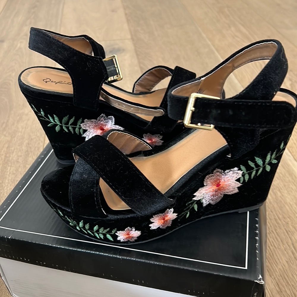 Black velvet size 6 1/2